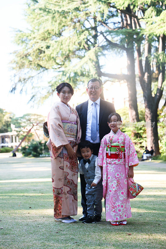 日本父母带着他们的女儿在公园的Shichi go san庆典上